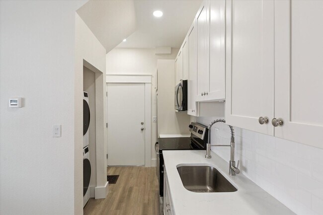 Building Photo - Fall 2026 Pre-Lease RENOVATED STUDIO Apartment | Close to Campus and Pearl St