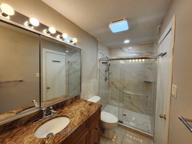 Building Photo - 10 Poinsettia Ct