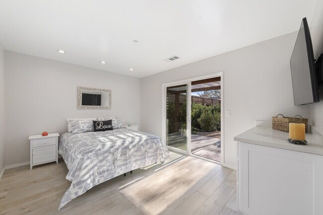 Building Photo - Three bedroom, Two bath, Single level home.