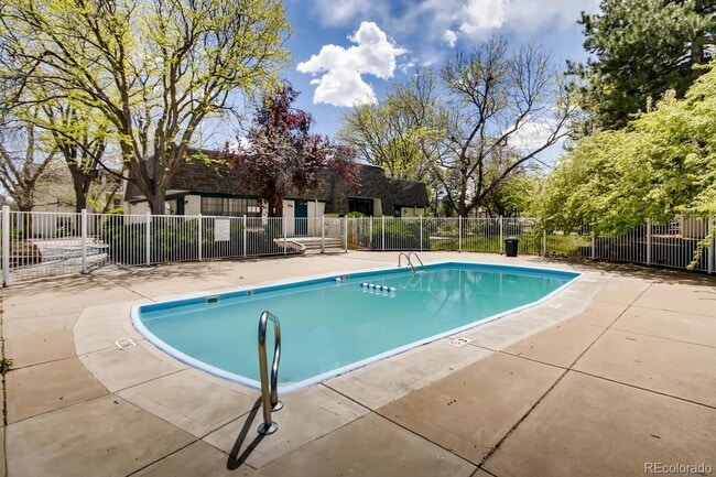 Building Photo - 2 bedroom condo for immediate rental ** SE...