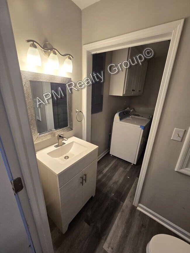 Building Photo - Three bedroom house in Eastover