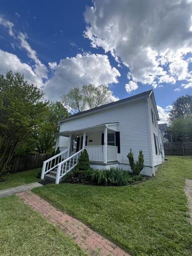 Building Photo - Lenoir City 37771 - Charming 3-Bed, 1.5-Bath Farm-Style Home Within City Limits - Contact Chad We...
