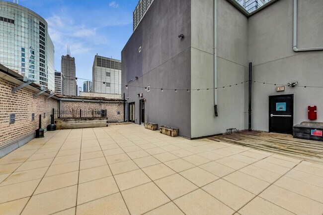 Building Photo - 8 W Monroe St