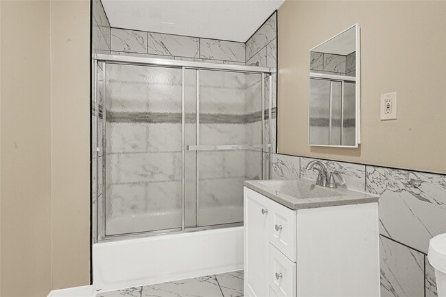 Building Photo - 305 N Live Oak St