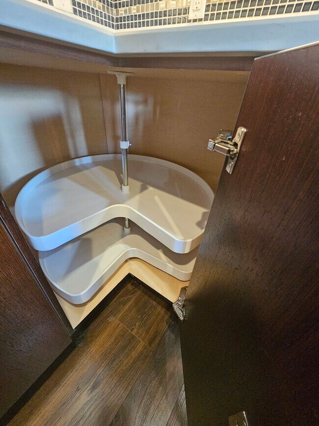 Building Photo - Congress Park High Rise Living! Huge Main Floor 2 Bed 2 Bath