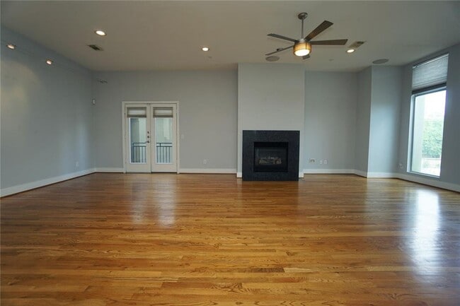 Building Photo - Stunning Townhouse In A Great Location Near Memorial Park!