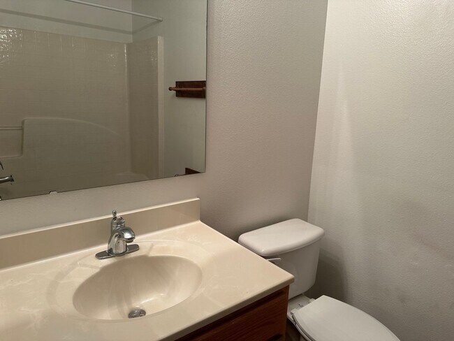 Building Photo - Move in condition 3 Bedroom 2 Bath 2 Car Garage Call Carole Arcaro 386-216-4900 Deltona Lakes Realty