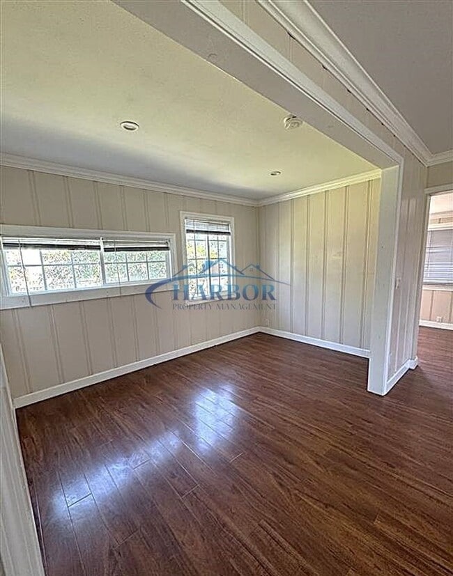 Building Photo - **** HOLIDAY MOVE IN SPECIAL- First Month Free!! Spend it on the Couch Instead!*** Charming Studi...