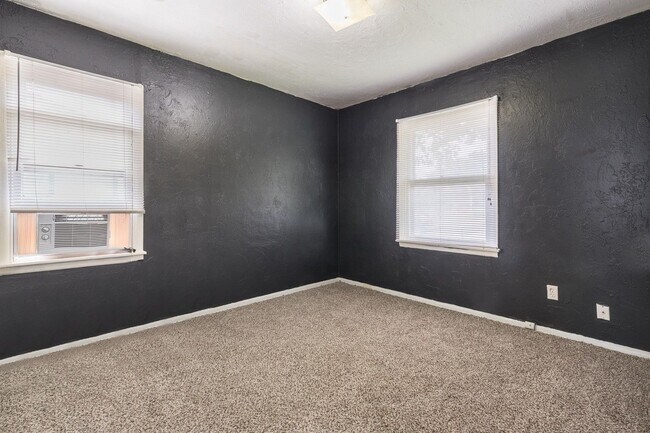 Building Photo - Lovely Home In Southwest OKC!