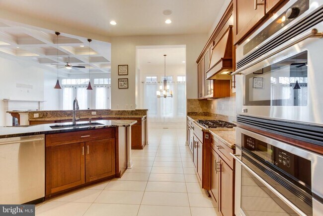 Building Photo - 18353 Fairway Oaks Square