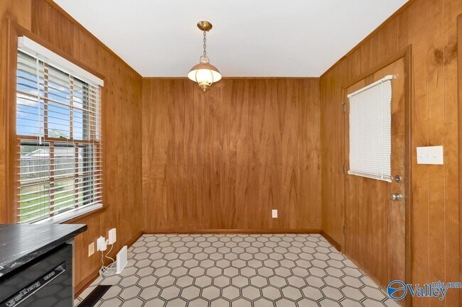 Building Photo - 1610 Chapman Ave NE