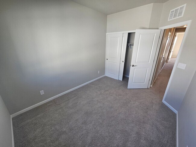 Building Photo - One-Month Free!!  Modern Townhouse with Breathtaking Views – Prime Location!