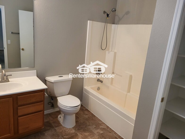 Building Photo - 2657 S Southwind Dr