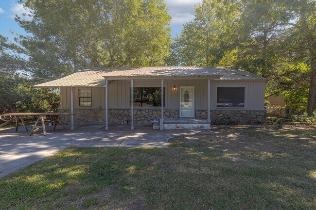 Building Photo - Berryhill 3 bedroom, 2 bath on oversized lot.
