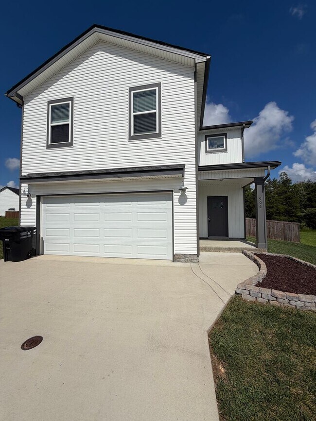 Building Photo - 4 Bedroom 2 1/2 Bath Pet Friendly Home For Rent Near Post!