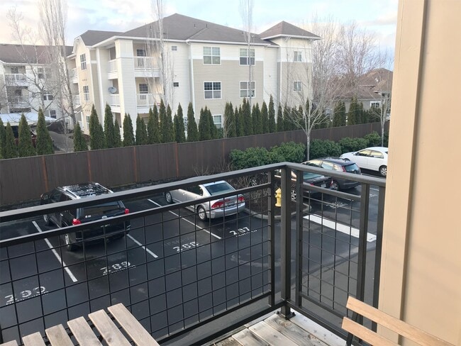 Building Photo - 632 NE Roydon Ln