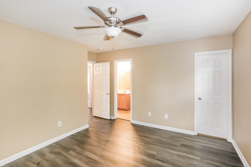 Building Photo - 5900 Hewitt Dr