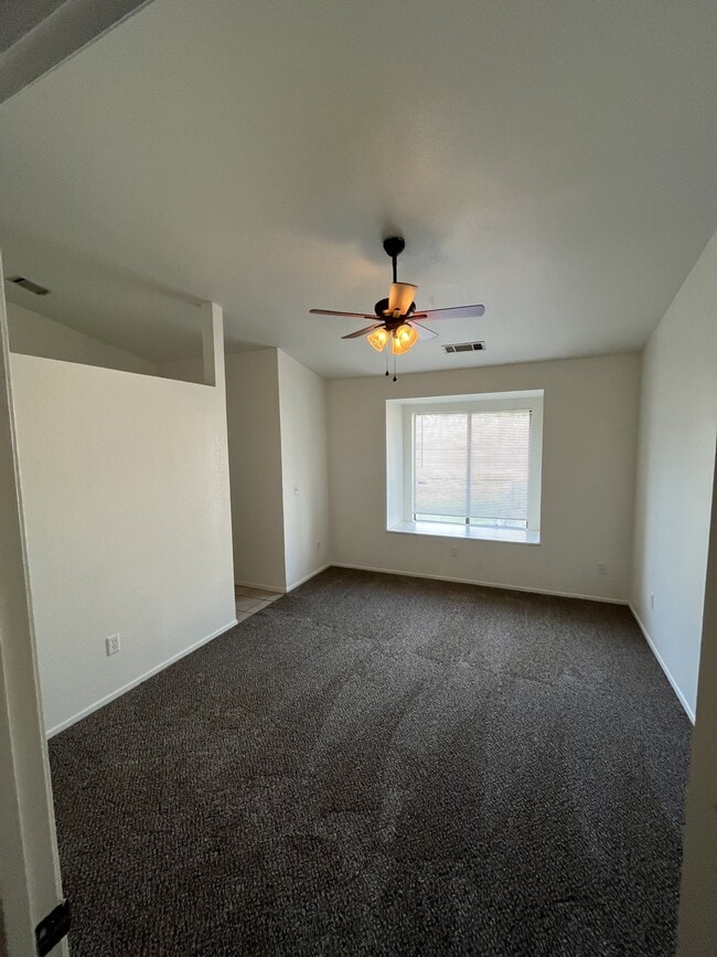 Building Photo - 2146 Fernwood Dr