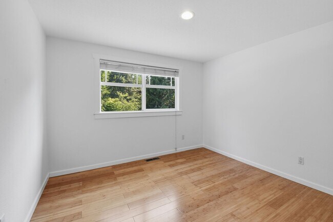 Building Photo - 3bd/2.5ba Bellevue Home