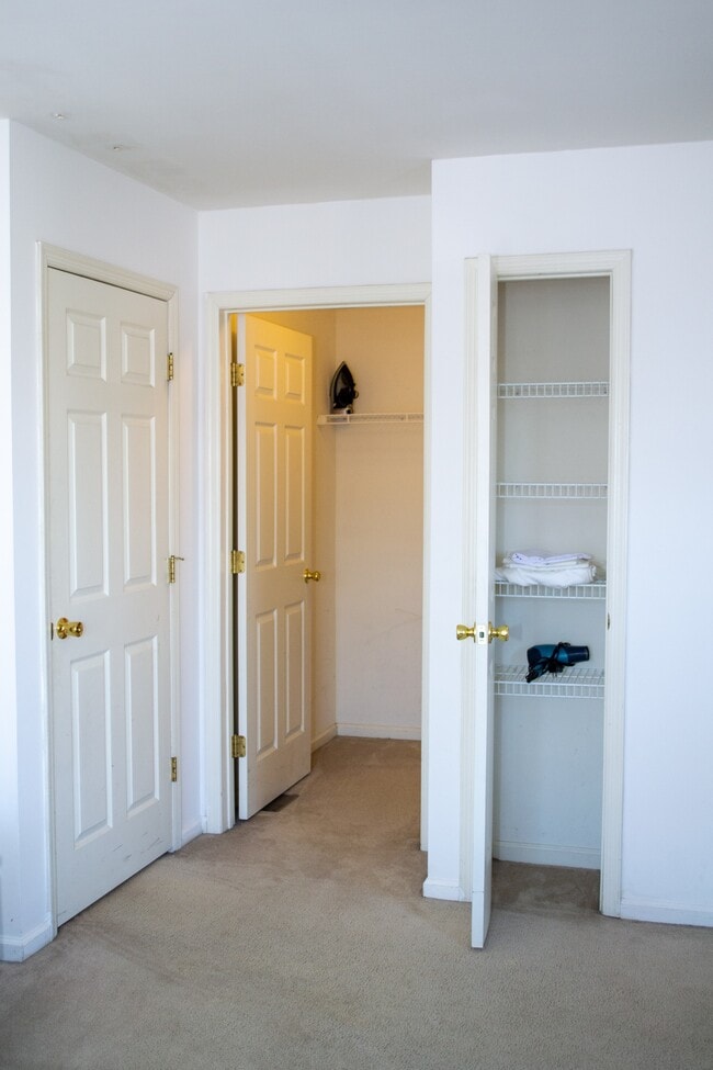 Building Photo - 889 Green St