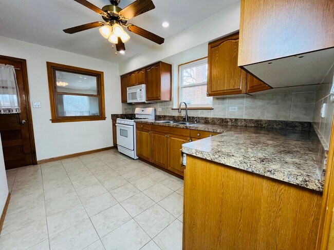 Building Photo - 5504 W Sunnyside Ave