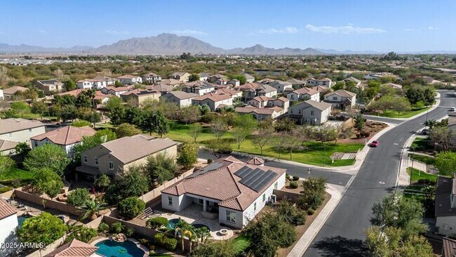 Building Photo - Stunning 4 bedroom, 3 bathroom home in the...