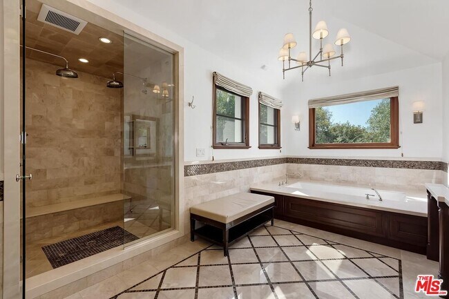 Building Photo - 2134 La Mesa Dr