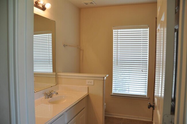 Building Photo - 12814 Quail Creek Dr