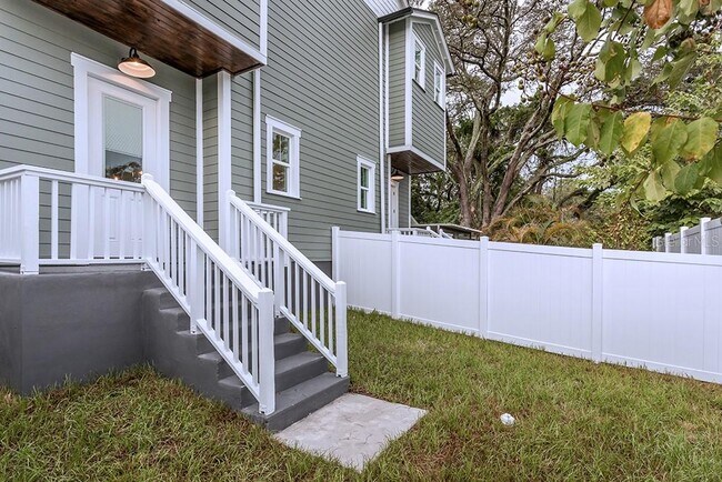 Building Photo - 1408 E Curtis St