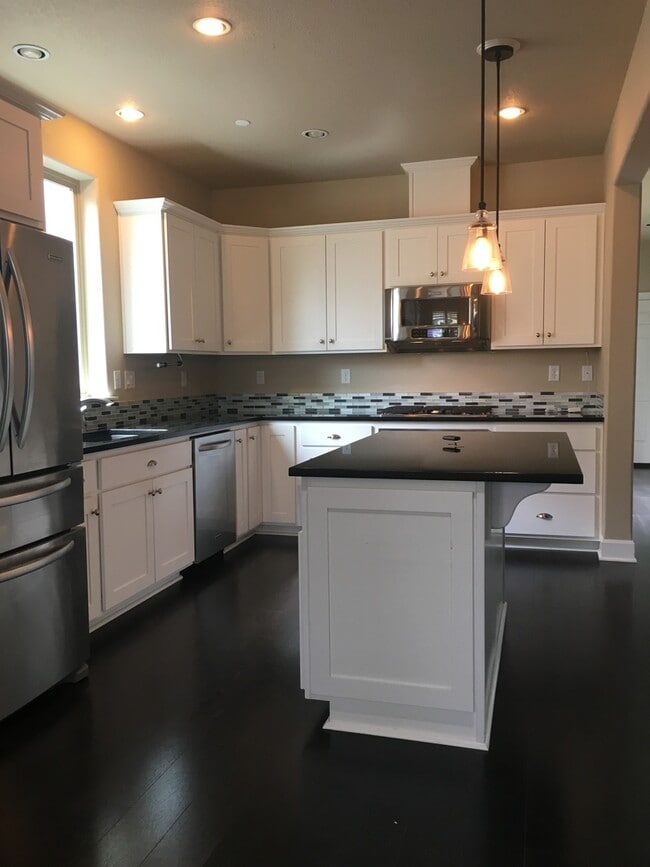 Building Photo - 3 bedroom 2.5 bath Legend Built home in Villabois