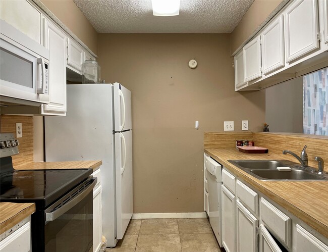 Building Photo - 10130 Waterstone Dr