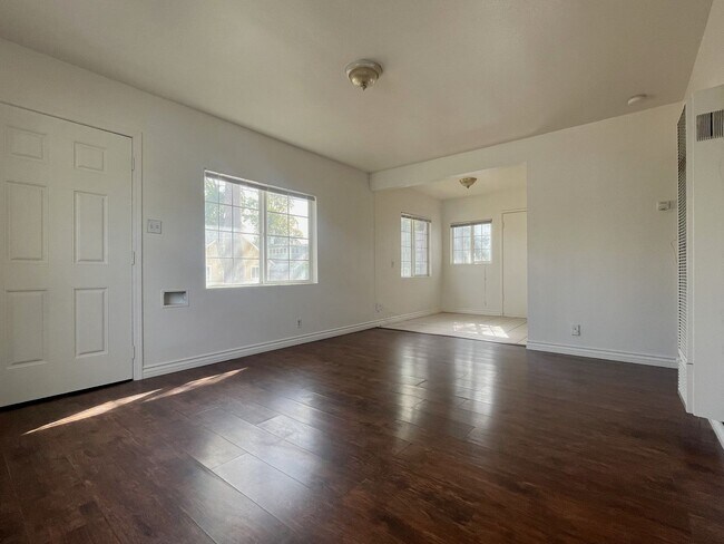 Building Photo - Locust St.