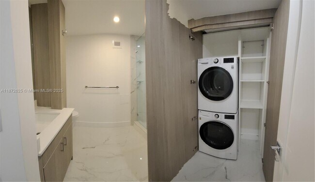 Building Photo - 6039 Collins Ave