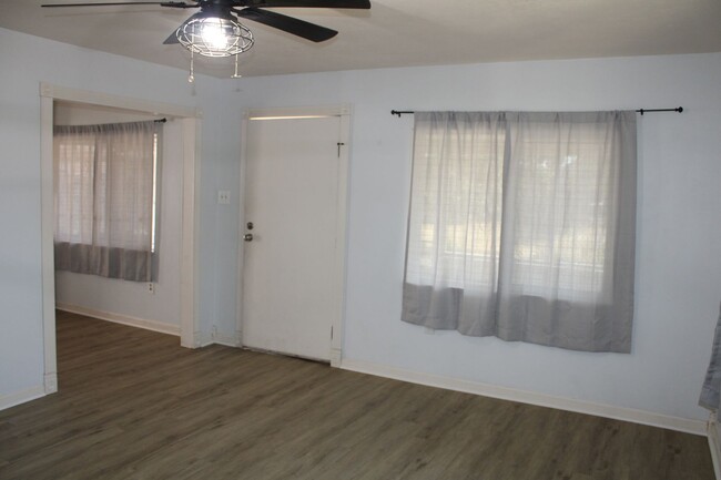 Building Photo - 135 Poinsettia Ave