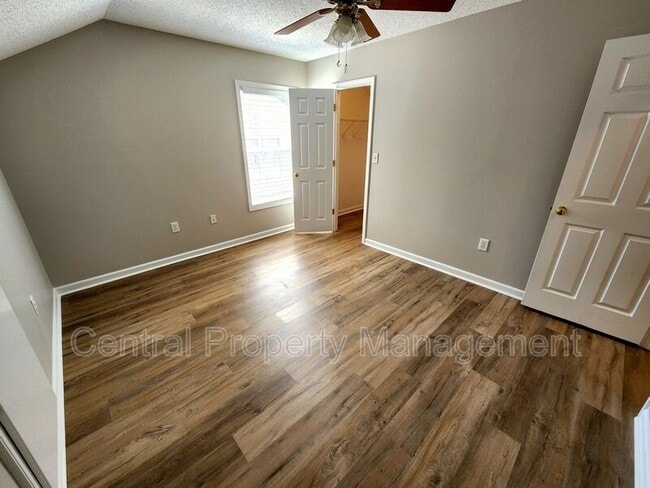 Building Photo - 303 Rexford Dr