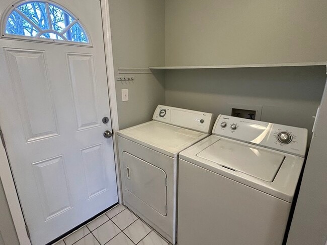 Building Photo - 2014 Hobbs Rd SE