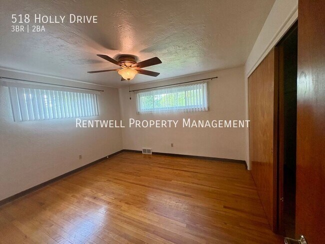 Building Photo - 518 Holly Dr