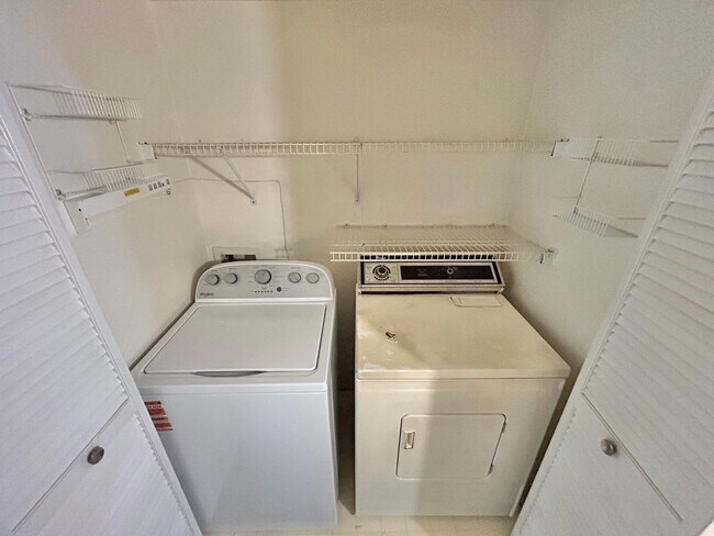 Building Photo - 1ST FLOOR CONDO UNIT 3 BEDROOM / 2.5 BATHROOMS LOCATED IN A GATED COMMUNITY!