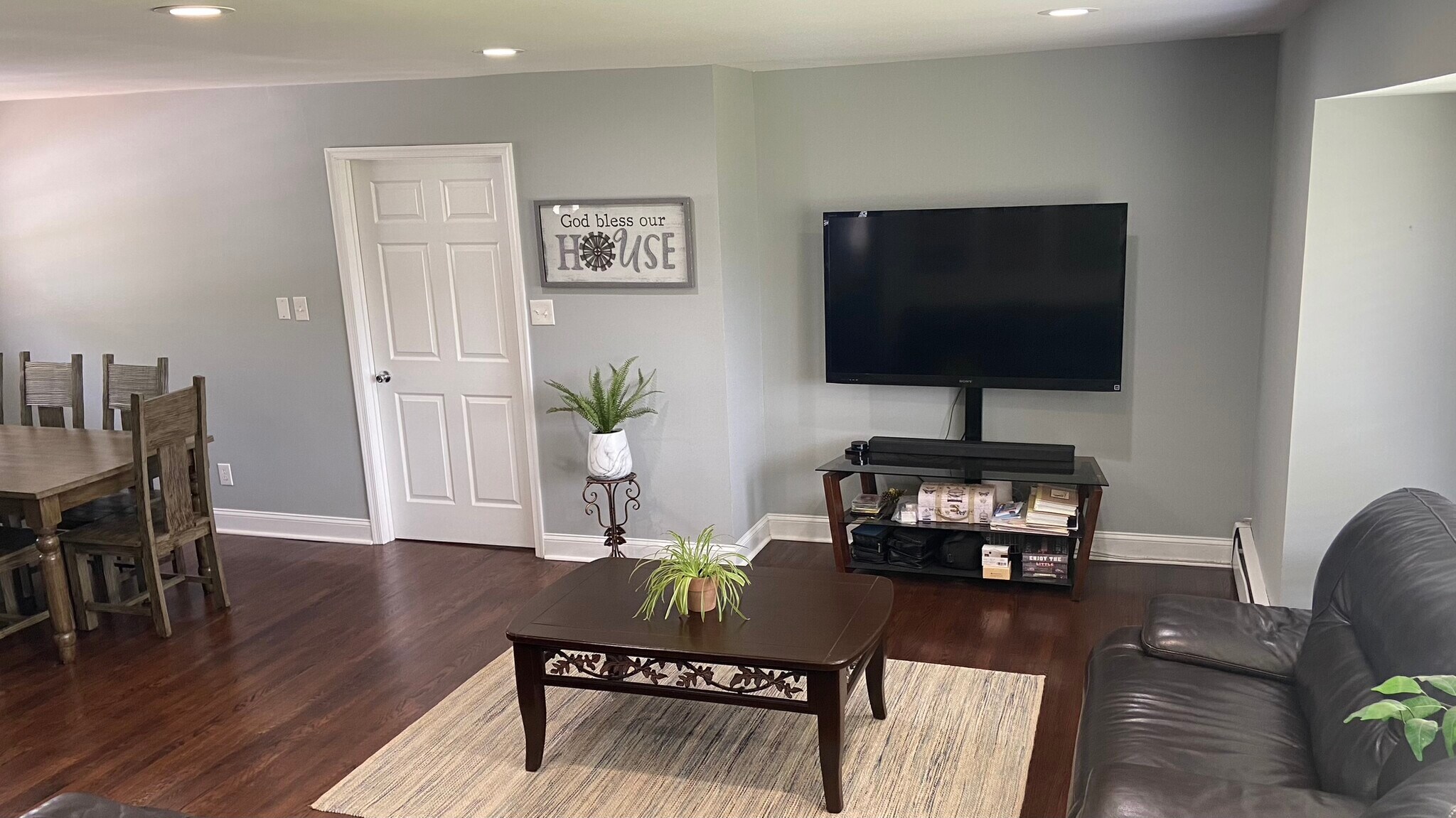 Main living and dining room - 3300 Decker Pl