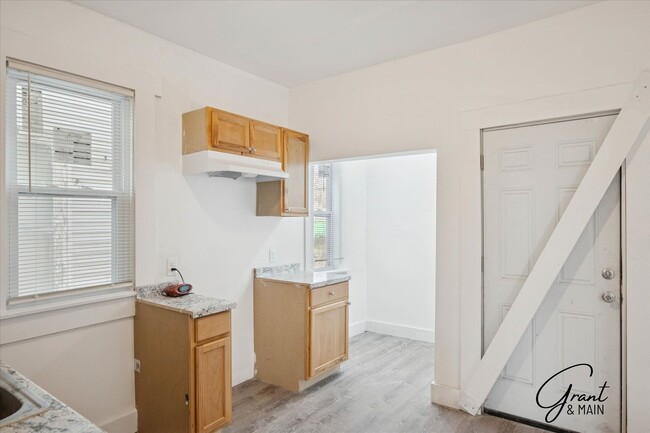 Building Photo - $1200 3 bedrooms