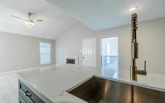 Building Photo - 915 Sirocco Dr