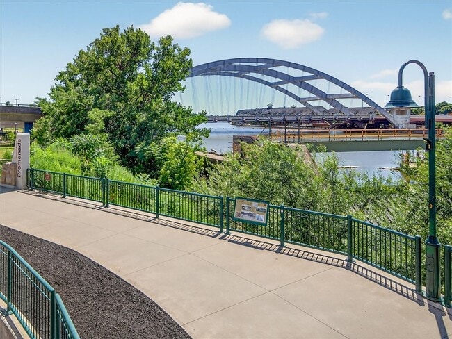 Primary Photo - 102 Court St