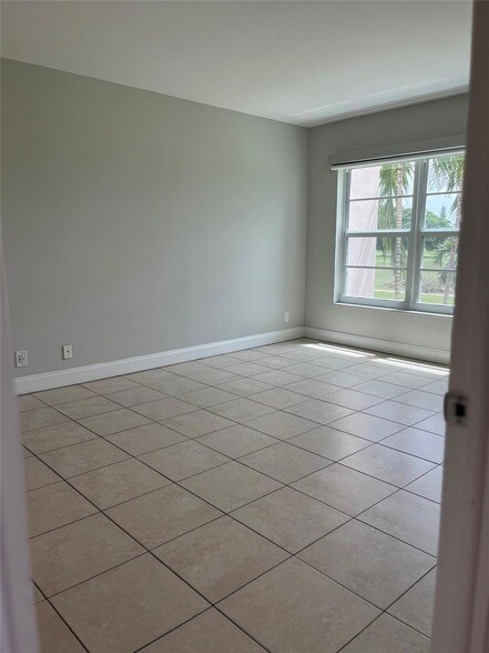 Building Photo - 3100 N Palm Aire Dr