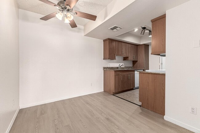 Building Photo - 7350 N Vía Paseo Del Sur