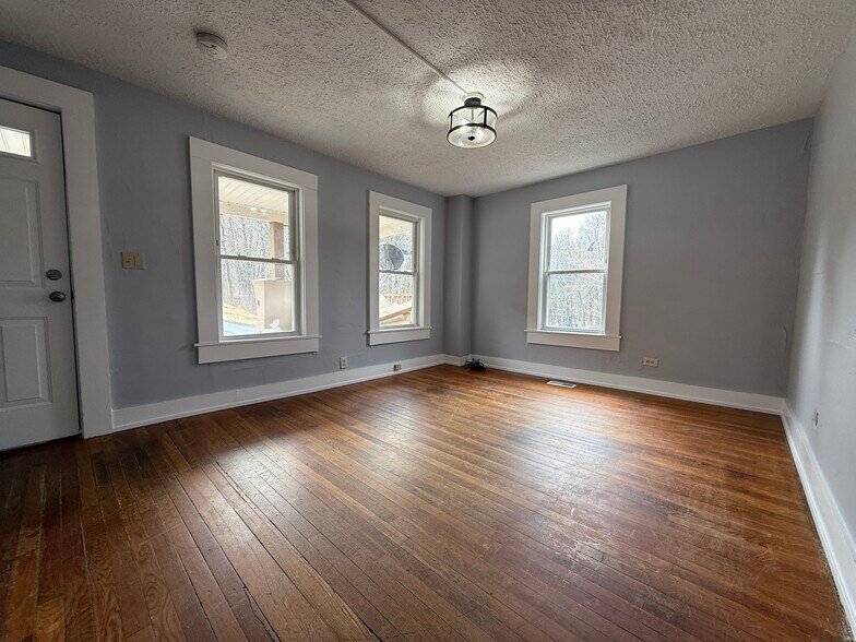 Building Photo - 84 Monadnock St