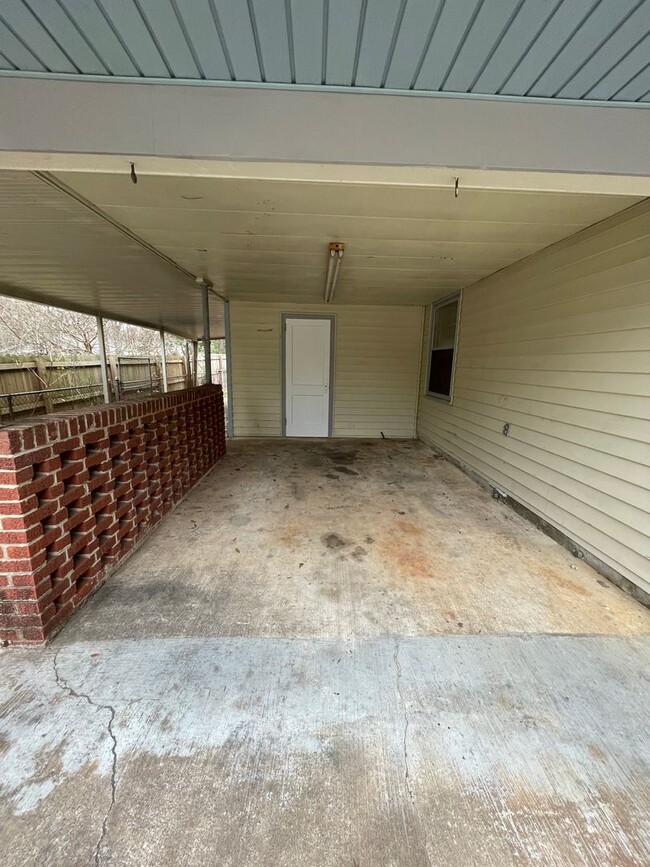 Building Photo - **4 Bed 2 Bath located off the Perry Hill ...