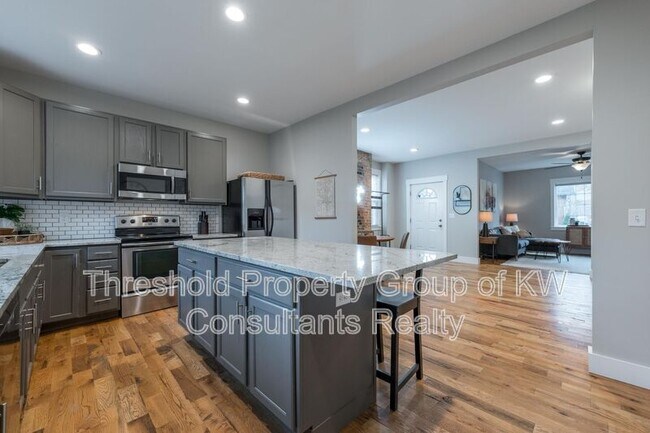 Building Photo - 65 E 7th Ave