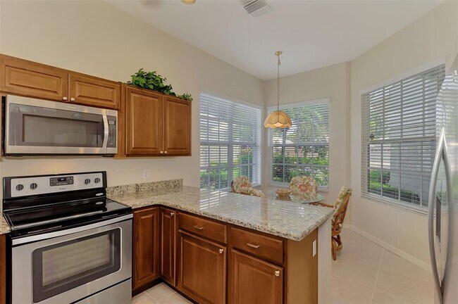 Building Photo - 549 Fallbrook Dr