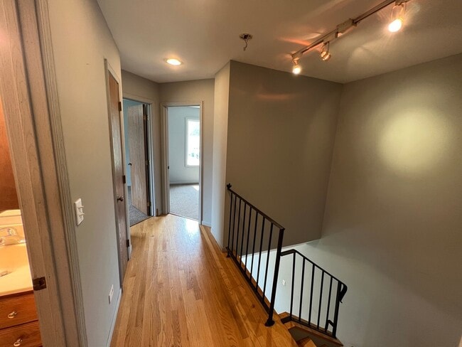 Building Photo - 725 Clearwood Ct