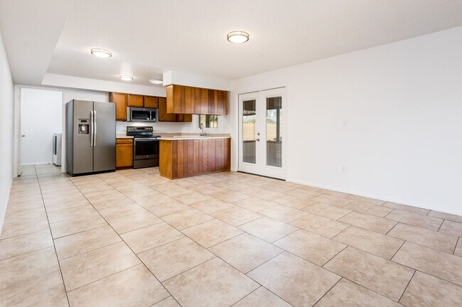 Building Photo - 3/2 sfh 2 car garage, huge yard 35th Ave &...